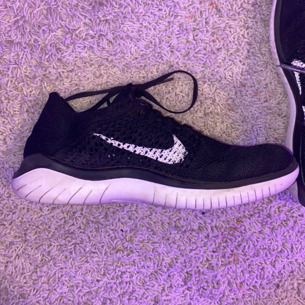 nike women’s black and white flyknit tennis shoes